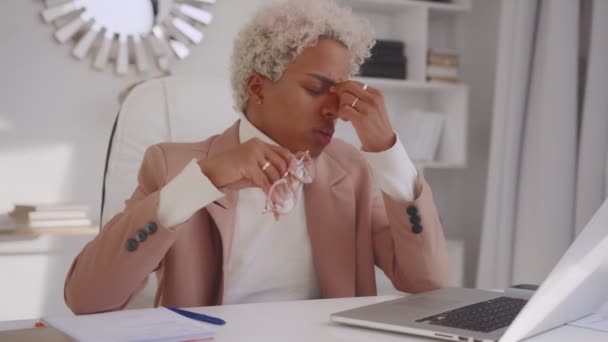 Mujer afroamericana agotada masajeando puente nasal que sufre de ojos secos — Vídeos de Stock