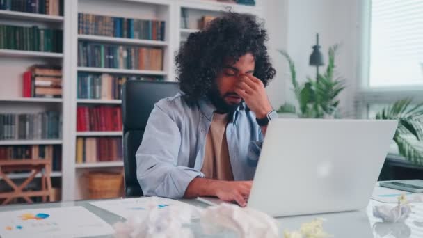 Preoccupato giovane uomo arabo uomo d'affari sconvolto afferra la faccia guardando lo schermo del computer portatile. — Video Stock