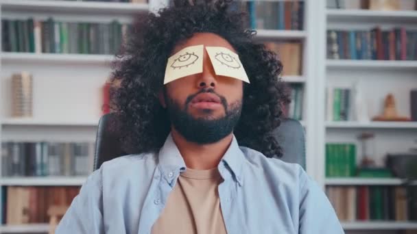 Unavený mladý Arab muž spí pracuje s papírovými samolepkami před očima — Stock video
