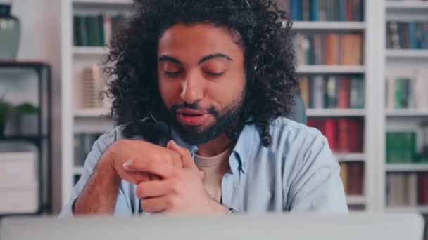 Süchtiger arabischer Mann unterhält sich per Videoanruf mit drahtgebundenem Headset und nimmt Online-Prüfung ab — Stockvideo