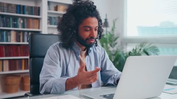 Mladý arabský student muž mluví o videohovoru v notebooku prochází dálkové zkoušky — Stock video