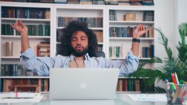 Başarılı Arap ofis çalışanı ofiste meditasyonunu yatıştırıyor.