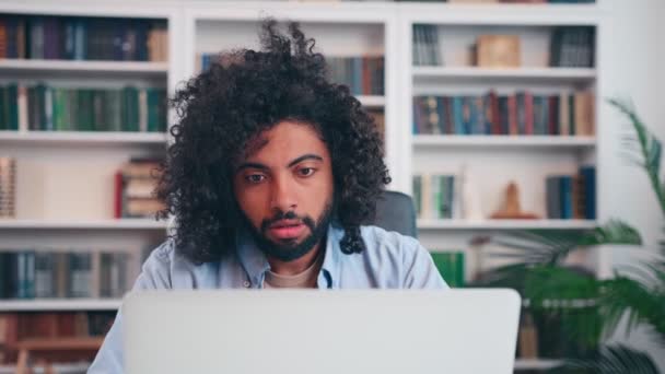 Ένας ταραγμένος νεαρός Άραβας μαθαίνει για το νέο πρόβλημα κάθεται στο τραπέζι του γραφείου — Αρχείο Βίντεο