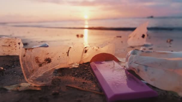 Problème écologique avec la litière de la nature par les déchets plastiques artificiels jetés — Video