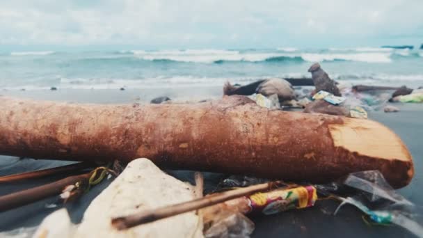 Lixo plástico costeiro e garrafas em águas oceânicas lixo tóxico em ondas do mar. — Vídeo de Stock