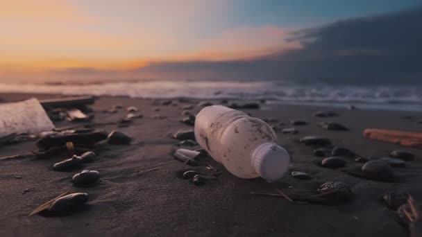 Plastikowe butelki leżą na plaży i zanieczyszcza Ocean Światowy i życie morskie. — Wideo stockowe