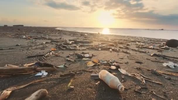 Brudna plaża morska ze śmieciami i plastikowymi butelkami szkodliwymi dla środowiska — Wideo stockowe