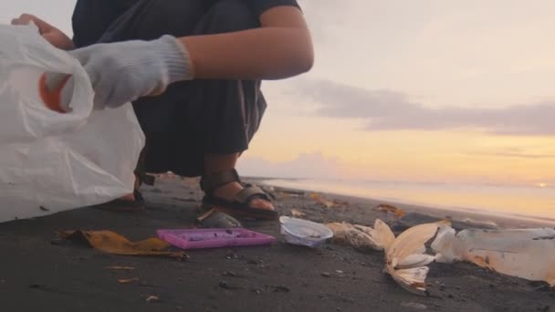 Vrouwelijke vrijwilliger reinigt oceaan strand van plastic afval voor de verdere verwijdering — Stockvideo