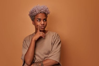 Afro-amerikalı genç bir kadın hayal kuruyor ve gelecek için planlar yapıyor.