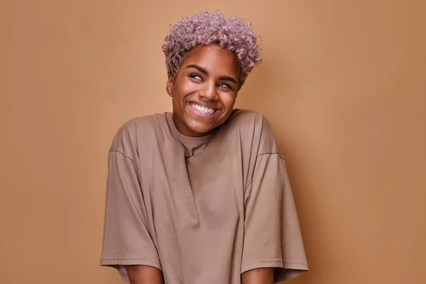 Femeia afro-americană confuză visează la umeri zâmbitori și ridiculizați Imagine de stoc