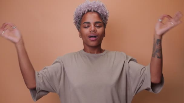 Young African American woman doing yoga breathing practices and meditation — Stock Video