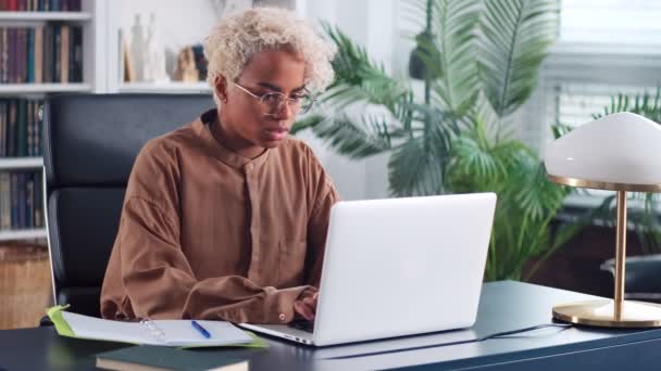 年轻的非洲裔美国女学生在笔记本电脑上打字，进行自学 — 图库视频影像