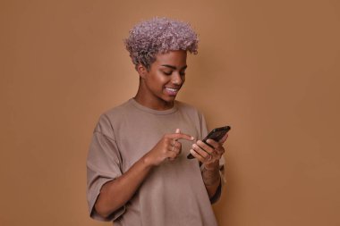 Elinde cep telefonu olan güzel bir Afrikalı Amerikalı kadın.