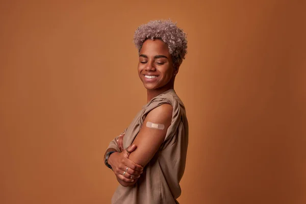 O tânără afro-americană cu urme de vaccinare împotriva Covid-19 Fotografie de stoc