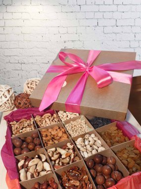 Farklı fındıklı büyük hediye kutusu.
