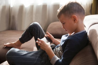 Çocuk telefonu kullan, oyunu oyna. 