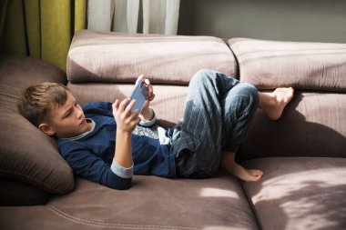 Çocuk telefonu kullan, oyunu oyna. 