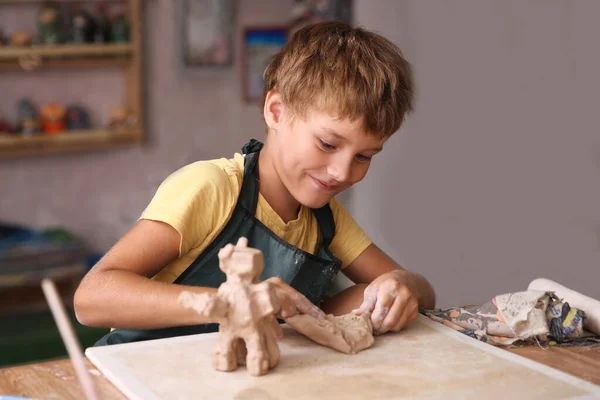 Ragazzo Scolpisce Artigianato Argilla Scuola Ceramica — Foto Stock