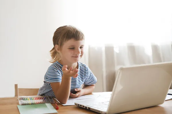 Dziewczynka Korzysta Laptopa Uczyć Się Online Wideo Nauczyciel Rozmowy Domu — Zdjęcie stockowe