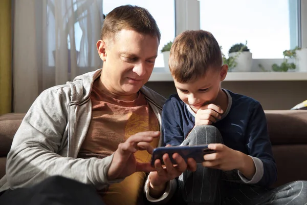Pappa Och Barn Son Använda Smart Telefon Spela Spelet Tillsammans — Stockfoto