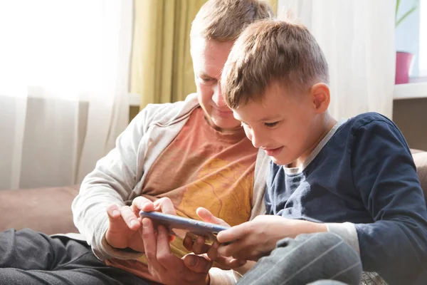 Apa Gyermek Fia Használja Okos Telefont Játszani Játékot Együtt — Stock Fotó