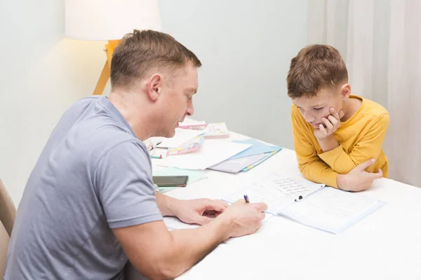Papà Aiuta Figlio Scolaro Fare Lezioni Homeschooling Apprendimento Distanza — Foto Stock