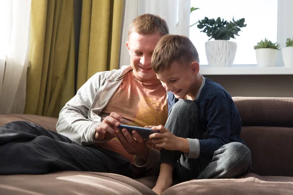 Dad Child Son Use Smart Phone Play Game Together — Stock Photo, Image