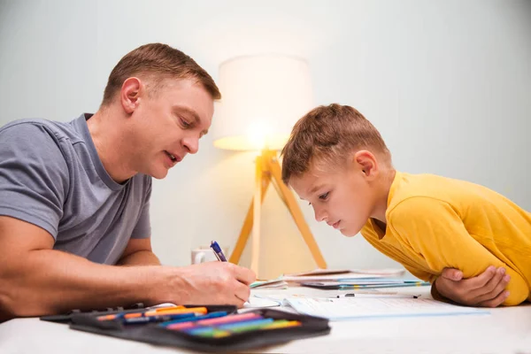 Papa Helpt Zoon Schooljongen Lessen Volgen Thuisonderwijs Afstandsonderwijs — Stockfoto