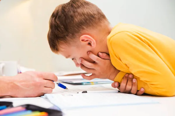 Papa Hilft Dem Sohn Beim Unterricht Hausaufgabenbetreuung Fernunterricht — Stockfoto