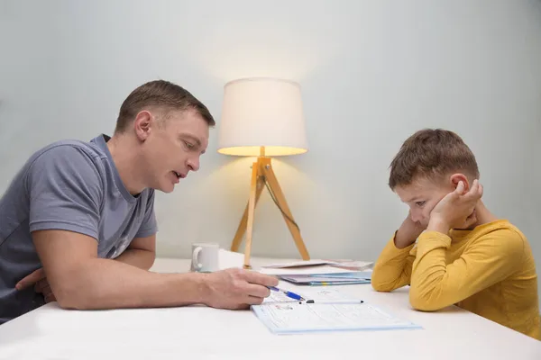 Papà Aiuta Figlio Scolaro Fare Lezioni Homeschooling Apprendimento Distanza — Foto Stock