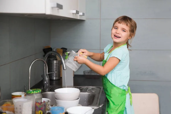 Ein Kleines Süßes Mädchen Spült Geschirr Der Weißen Küche Casual — Stockfoto