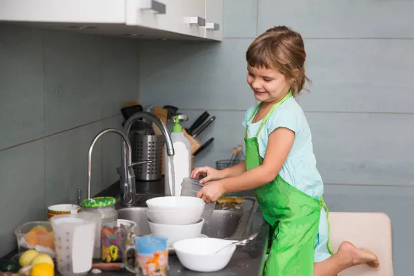 Ein Kleines Süßes Mädchen Spült Geschirr Der Weißen Küche Casual — Stockfoto