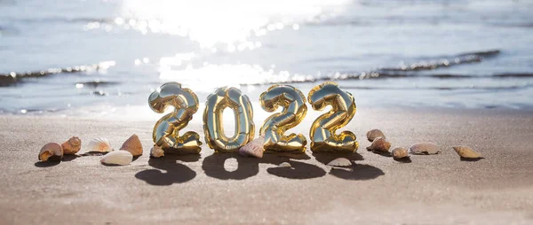 Фольгированные Воздушные Шары Цифрой 2022 Песке Пляже Концепция Счастливого Праздника Стоковое Изображение
