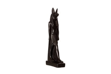 Mısır tanrısı Anubis 'in beyaz arka planda izole edilmiş çakal kafalı taş heykelciği. Yüksek kalite fotoğraf