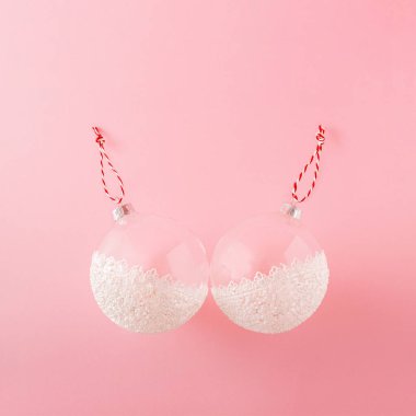 Pembe arka plana karşı dantel ve cam Noel mücevherleri konsepti. Kış tatili süslemeleri gerçeküstüydü. Yaratıcı Yeni Yıl Süslemeleri Düzenlemesi.