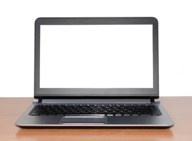 Eklemek için boş alanı olan açık tahta bir masa üzerinde dizüstü bilgisayar ekranı