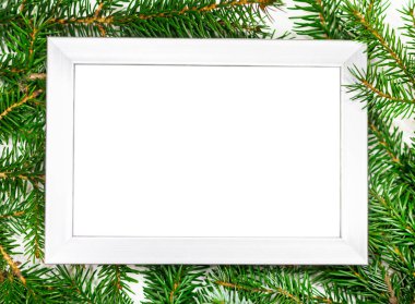 Yeşil ladin dallarından oluşan beyaz çerçeveli yeni yıl kompozisyonu. Noel arkaplanı, üst manzara. Boşluğu kopyala.