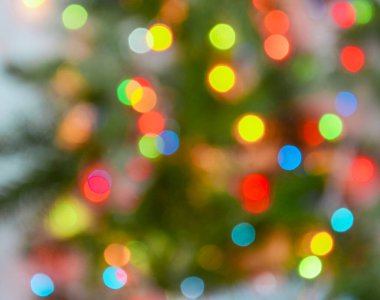 Odaklanamayan bokeh ışıklarının parlak arka planı. Noel arkaplanı