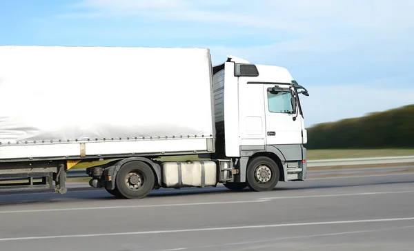 Gran Camión Blanco Carretera Concepto Transporte Mercancías Hermoso Cielo Espacio — Foto de Stock
