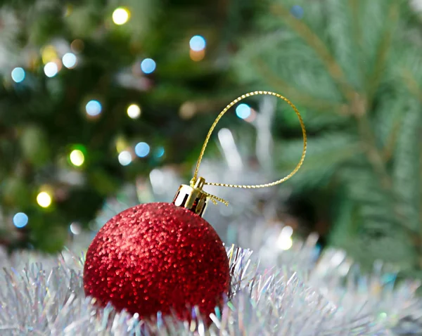 Bola Natal Vermelho Com Decorações Fundo Verde — Fotografia de Stock