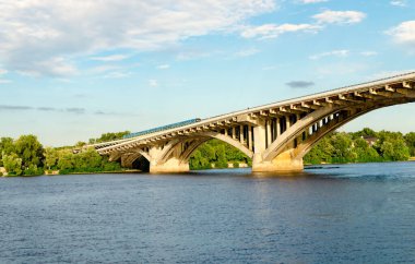 Dinyeper Nehri üzerindeki köprü, Kyiv, Ukrayna, yaz günü.