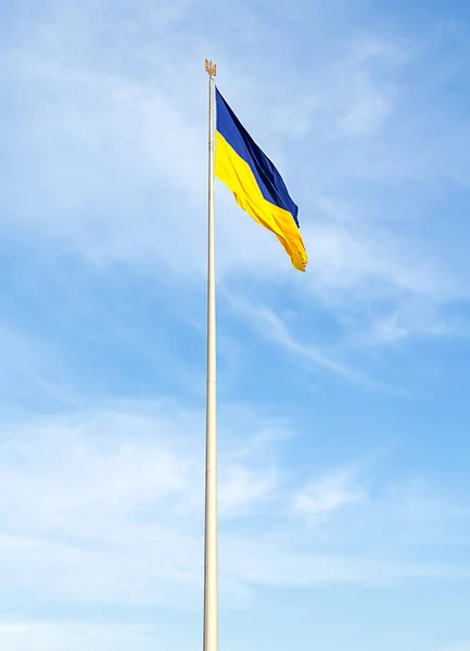 Vlajka Ukrajiny Pozadí Jasně Modré Oblohy Vlajka Velké Velikosti Vlaje — Stock fotografie