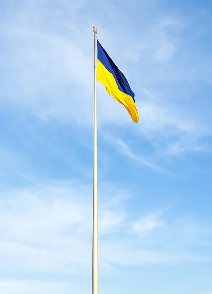 Bandera Ucrania Contra Fondo Cielo Azul Brillante Una Bandera Gran Imágenes de stock libres de derechos