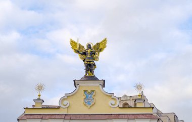 Ukrayna, Kiev 04.01.2022 Başmelek Michael 'ın heykeli. Bağımsızlık Meydanı' ndaki Kiev 'in koruyucu azizi.)