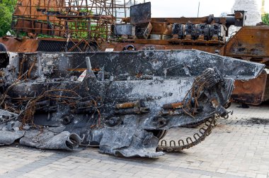 Ukrayna 'da Kyiv 05 / 25 / 2022' de düzenlenen sergide Rus askeri teçhizatı yanmış ve hasar görmüş