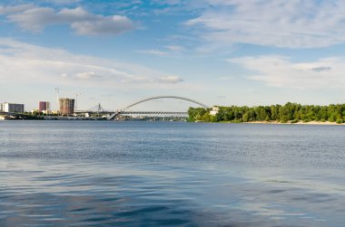 Nehirden Kyiv Ukrayna şehrine güzel bir yaz manzarası