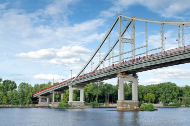 Dnipro 'dan geçen yaya köprüsü Kyiv' in merkezini Trukhanovo Adası 'nın park alanına bağlıyor.