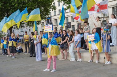 Londra, İngiltere - 3 Ağustos 2022: Protestocular Ukrayna yanlısı bir mitingde yer aldılar
