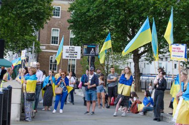 Londra, İngiltere - 3 Ağustos 2022: Protestocular Ukrayna yanlısı bir mitingde yer aldılar
