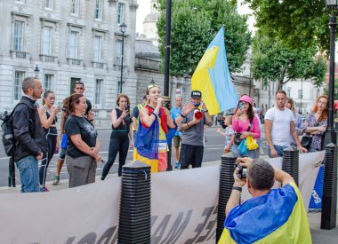 Londra, İngiltere - 3 Ağustos 2022: Protestocular Ukrayna yanlısı bir mitingde yer aldılar
